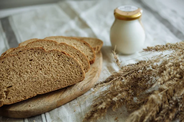 Beyaz bir masa örtüsünün üzerinde dilimlenmiş ekmek.