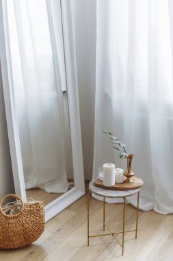 Ahşap sepet beyaz ayna ve beyaz masa beyaz perdeler parlak iç mekan oturma odasında mermer geri sıçrama