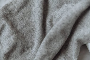 Gri yün kıvrımları