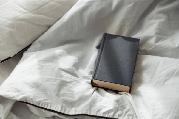 Book Gray White Bedding Quilt Sunbeams — Stock Photo, Image