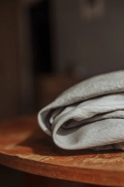 Cobertor Toalha Pano Cinza Dobrado Uma Mesa Madeira — Fotografia de Stock