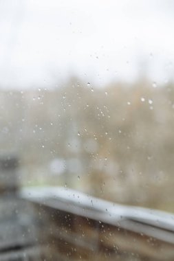  Camlara damlatıyor. Kapat.