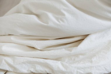 Buruşmuş beyaz çarşaf.