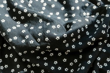 Lacivert kumaş pileli beyaz çiçekler basar