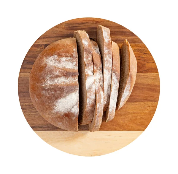 Geïsoleerd gesneden brood op houten snijplank op witte ondergrond. — Stockfoto