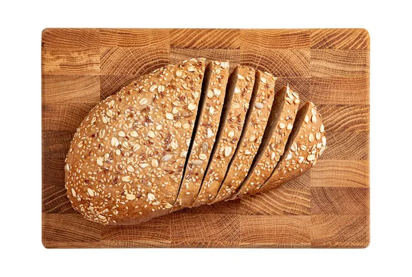 Geïsoleerd gesneden brood op houten snijplank op witte ondergrond. — Stockfoto