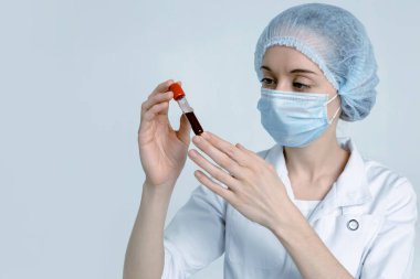 Hemşire Coronavirus testi için test tüpü ve kan örneği tutuyor. Solunum Sendromu, Wuhan, Çin. 2019-ncov.