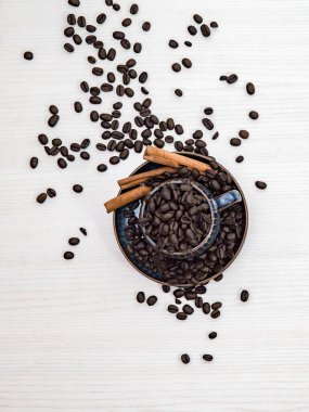 Kahve çekirdekleri beyaz masada.