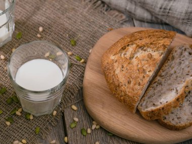 Dünya Süt Günü 'nde süt ve ekmekle birlikte yemek. Yukarıdan yatay çekim.