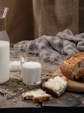 Süt ve ekmekle kırsal kahvaltı. 1 Haziran 'da Dünya Süt Günü. Dikey çekim.