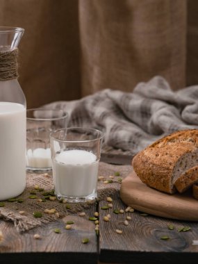 Dünya Süt Günü 'nde süt ve ekmekle birlikte yemek. Dikey çekim.