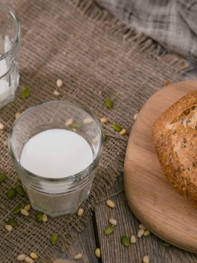 Dünya Süt Günü 'nde süt ve ekmekle birlikte yemek. Yukarıdan dikey çekim.