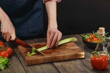 Kadın taze sebze salatası pişiriyor. Kadın eli işte. Telif alanı ile sağlıklı yaşam tarzı için diyet kavramı.