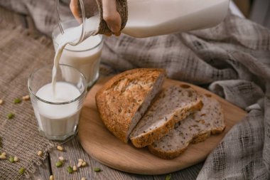 Dünya Süt Günü 'nde süt ve ekmekle birlikte yemek. Yatay çekim.