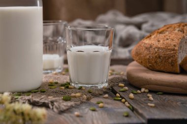 Dünya Süt Günü 'nde, 1 Haziran' da süt ve ekmekle kırsal kahvaltı. Yatay çekim.