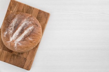 Ekmeğin tamamı tahtada, beyaz arkaplanda..