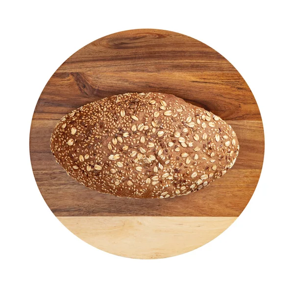 Geïsoleerd brood met zaden en vlokken op houten ronde snijplank op witte ondergrond. — Stockfoto