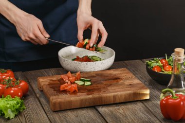 Kadın taze sebze salatası pişiriyor. Kadın eli işte. Telif alanı ile sağlıklı yaşam tarzı için diyet kavramı.