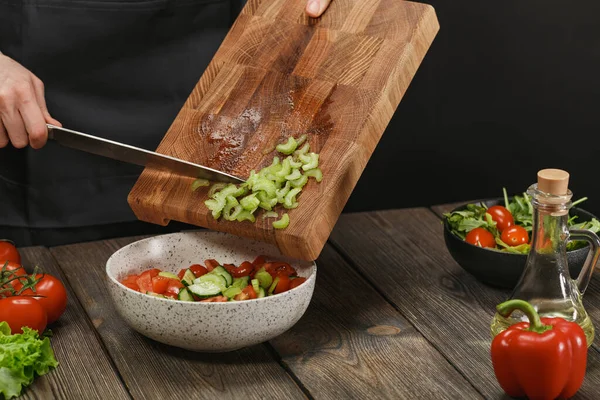 Kadın taze sebze salatası pişiriyor. Kadın eli işte. Telif alanı ile sağlıklı yaşam tarzı için diyet kavramı.