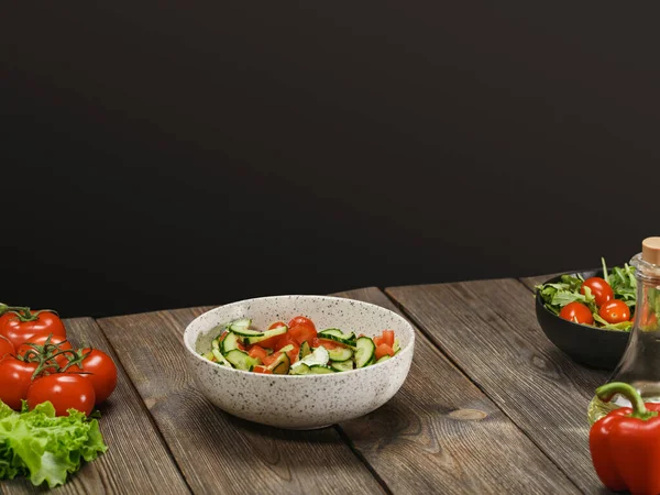 Свежий овощной салат в белой миске на деревянном столе на коричневом фоне с копирайтом. Здоровый вегетарианский образ жизни . — стоковое фото