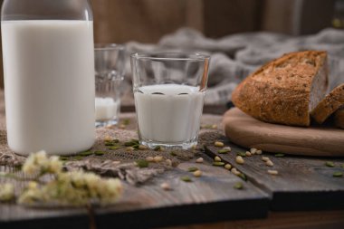 Süt günü, 1 Haziran 'da süt ve ekmekle kırsal kahvaltı. Yatay çekim.