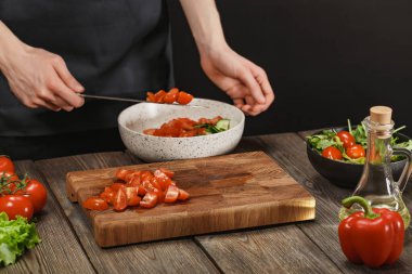 Kadın taze sebze salatası pişiriyor. Kadın eli işte. Telif alanı ile sağlıklı yaşam tarzı için diyet kavramı.