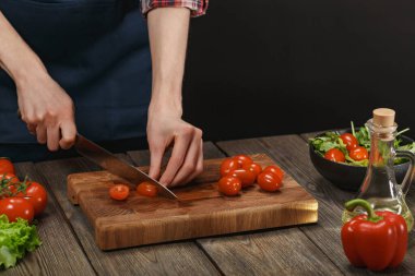 Kadın taze sebze salatası pişiriyor. Kadın eli işte. Telif alanı ile sağlıklı yaşam tarzı için diyet kavramı.