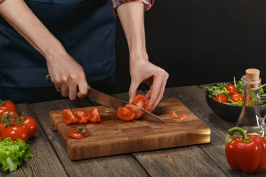 Kadın taze sebze salatası pişiriyor. Kadın eli işte. Telif alanı ile sağlıklı yaşam tarzı için diyet kavramı.