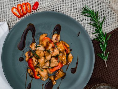 Soya soslu tavuk ve mavi tabakta çubuk. Çin yemeği, baharatlı öğle yemeği..