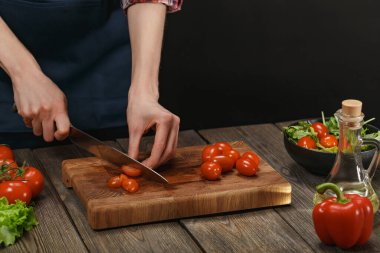 Kadın taze sebze salatası pişiriyor. Kadın eli işte. Telif alanı ile sağlıklı yaşam tarzı için diyet kavramı.