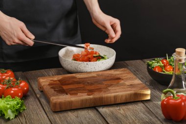 Kadın taze sebze salatası pişiriyor. Kadın eli işte. Telif alanı ile sağlıklı yaşam tarzı için diyet kavramı.