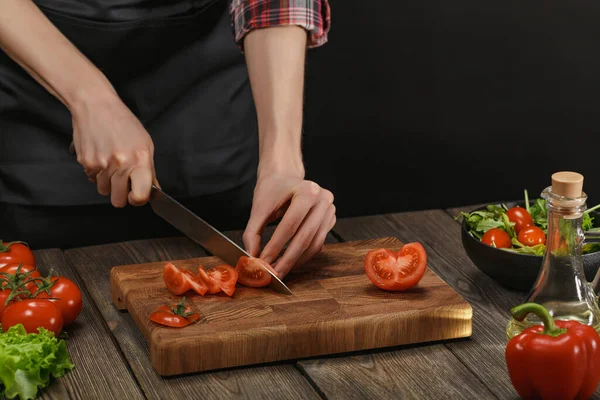 महिला ताजा सब्जी सलाद पकाना। महिला हाथ। कॉपीस्पेस के साथ स्वस्थ जीवन शैली के लिए आहार अवधारणा . — स्टॉक फ़ोटो, इमेज