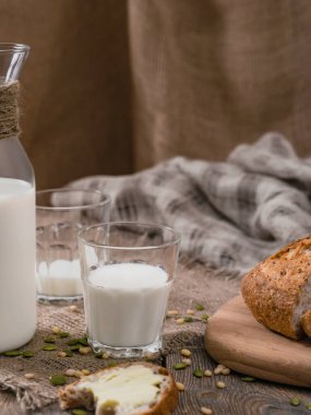 Dünya Süt Günü 'nde süt ve ekmekle birlikte yemek. Dikey çekim.