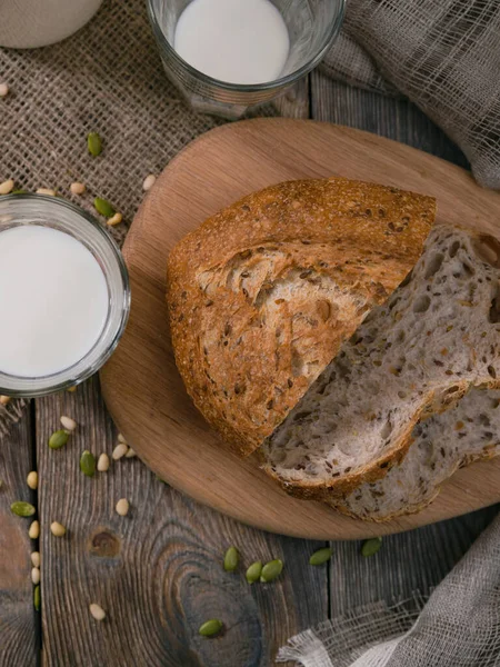 Colazione rustica con latte e pane. Giornata mondiale del latte il primo giugno. Vista verticale dall'alto . — Foto Stock