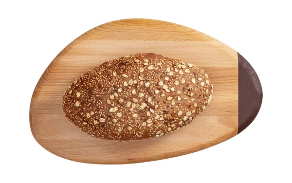 Geïsoleerd brood met zaden en vlokken op houten ovale snijplank op witte ondergrond. — Stockfoto