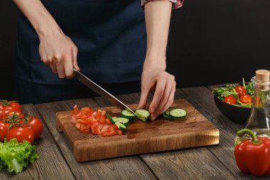 Kadın taze sebze salatası pişiriyor. Kadın eli işte. Telif alanı ile sağlıklı yaşam tarzı için diyet kavramı.