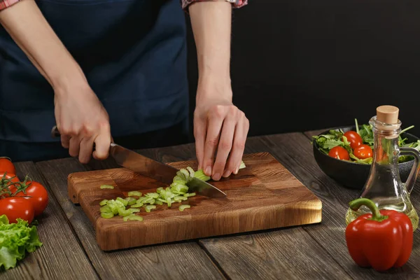 Женщина готовит свежий овощной салат. Женские руки. Диетическая концепция здорового образа жизни с копирайтом . — стоковое фото
