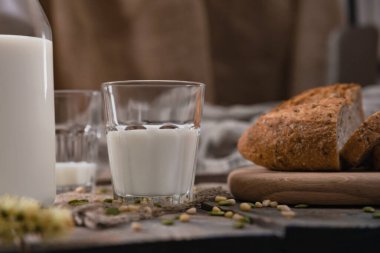 Dünya Süt Günü 'nde, 1 Haziran' da süt ve ekmekle kırsal kahvaltı. Yatay çekim.