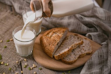 Süt ve ekmekle kırsal kahvaltı. 1 Haziran 'da Dünya Süt Günü. Yatay çekim.