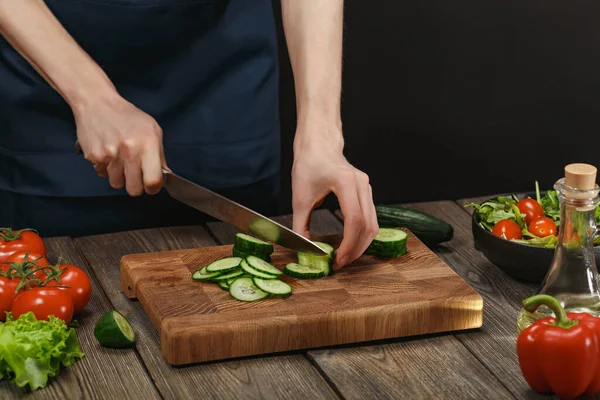 महिला ताजा स्वस्थ सलाद पकाना। महिला हाथ कॉपीस्पेस के साथ लकड़ी की मेज पर बोर्ड पर सब्जियां काटना . — स्टॉक फ़ोटो, इमेज