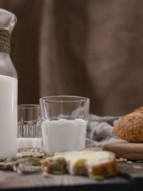 Dünya Süt Günü 'nde süt ve ekmekle birlikte yemek. Dikey çekim.