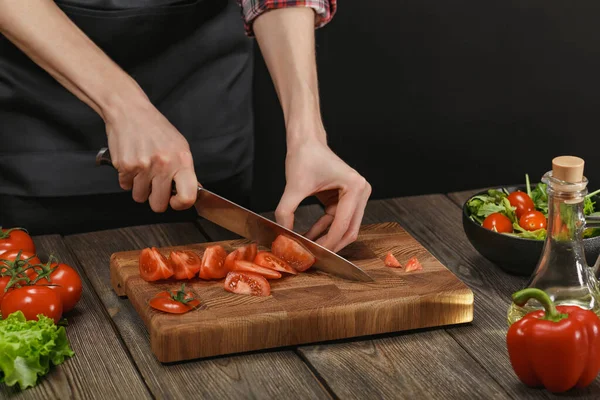 Женщина готовит свежий овощной салат. Женские руки. Диетическая концепция здорового образа жизни с копирайтом . — стоковое фото