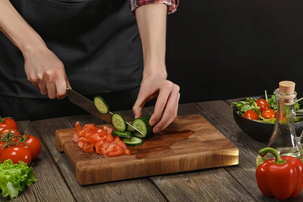 महिला ताजा सब्जी सलाद पकाना। महिला हाथ। कॉपीस्पेस के साथ स्वस्थ जीवन शैली के लिए आहार अवधारणा . — स्टॉक फ़ोटो, इमेज