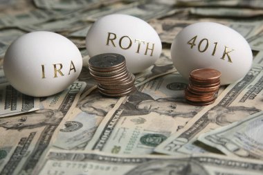 Emeklilik, tasarruf ve finansal planlama için para ve yuva yumurtaları kavramı
