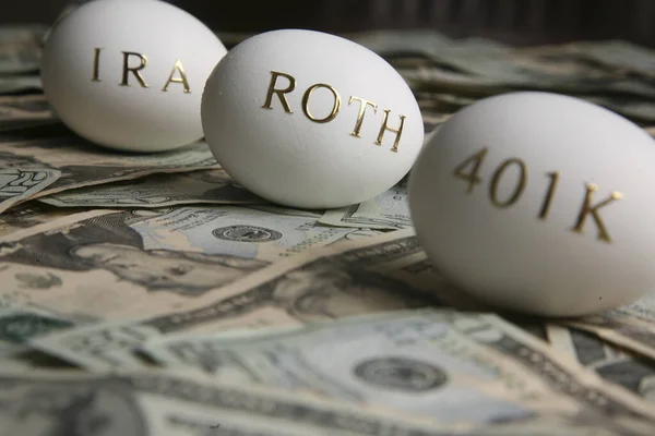 Geld Und Eier Für Rente Sparen Und Finanzplanung — Stockfoto
