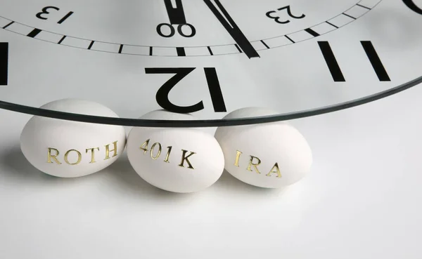 Huevos Del Nido Retiro Con Reloj Representando Que Tiempo Acaba —  Fotos de Stock