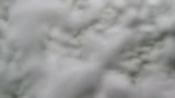 Bulles sous-marines sur une cascade de cours d'eau rapide. éclaboussures de rivière bulles 