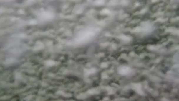 Bulles sous-marines sur une cascade de cours d'eau rapide. éclaboussures de rivière bulles 