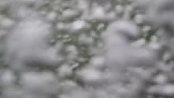 Bulles sous-marines sur une cascade de cours d'eau rapide. éclaboussures de rivière bulles 