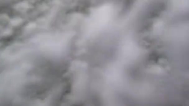 Bulles sous-marines sur une cascade de cours d'eau rapide. éclaboussures de rivière bulles 